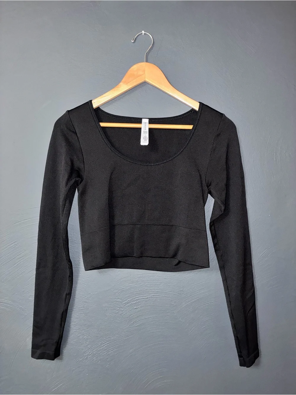 Athleta Aurora Black Long-Sleeve Scoop Crop Top - Picture 2 of 4